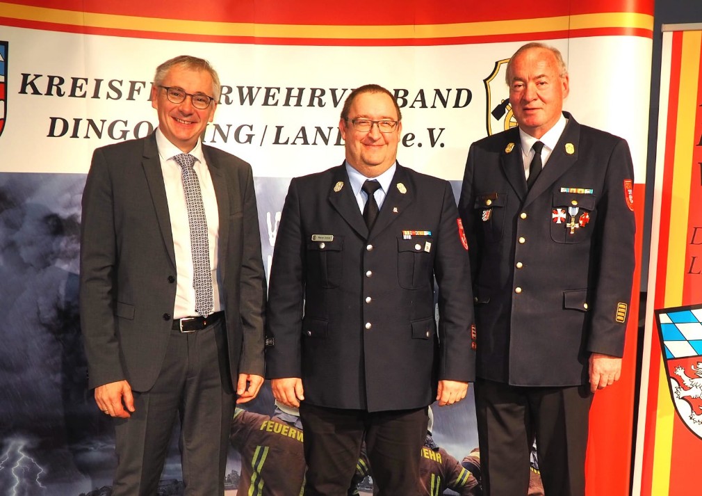Landrat Werner Bumeder, Kommandant Peter Jobst und Kreisbrandrat Josef Kramhöller (von links). Foto: Monika Ebnet